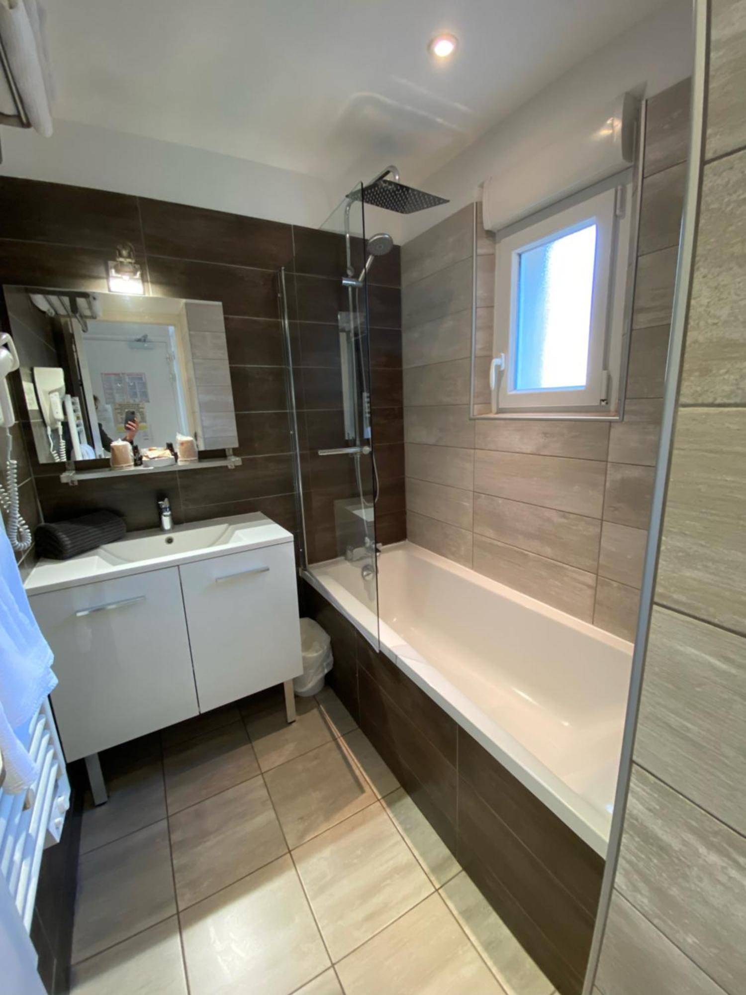 La Glycine Hotel, Spa Et Bien-Etre Bénouville Екстериор снимка
