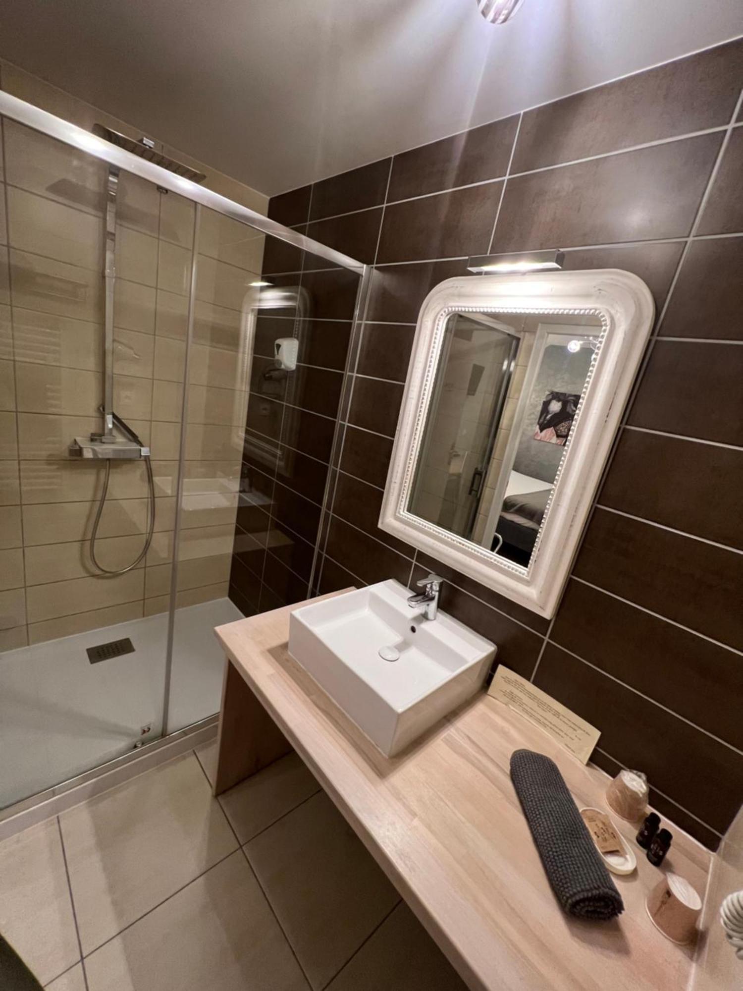 La Glycine Hotel, Spa Et Bien-Etre Bénouville Екстериор снимка