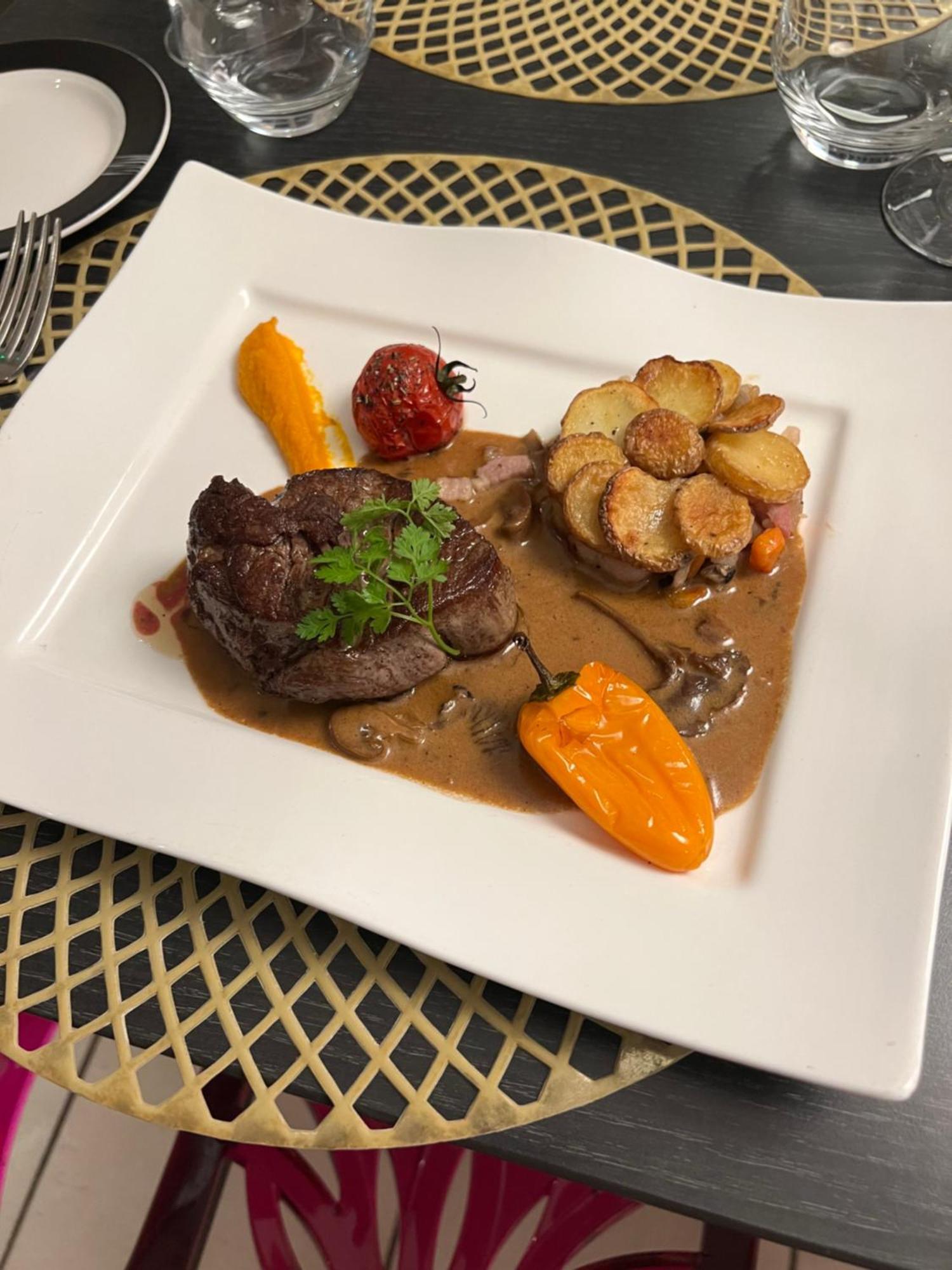 La Glycine Hotel, Spa Et Bien-Etre Bénouville Екстериор снимка
