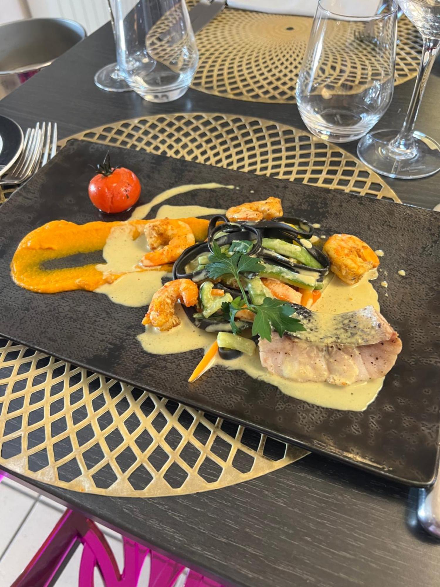 La Glycine Hotel, Spa Et Bien-Etre Bénouville Екстериор снимка