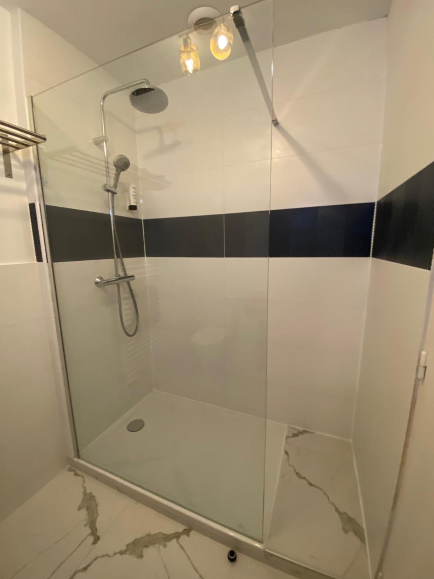 La Glycine Hotel, Spa Et Bien-Etre Bénouville Екстериор снимка